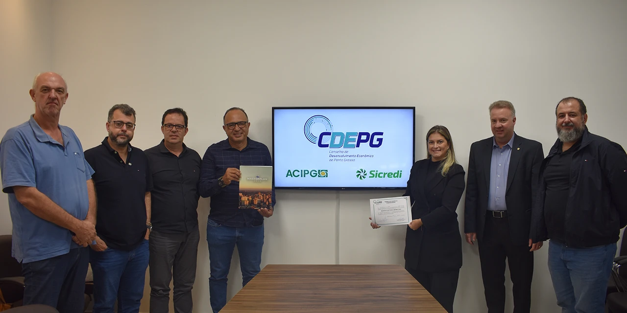 ACIPG: Lideranças entregam Masterplan para pré-candidato a prefeito