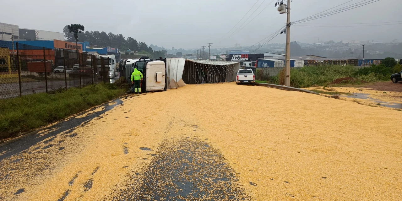 Caminhão tomba e interdita trecho da BR-376 em PG