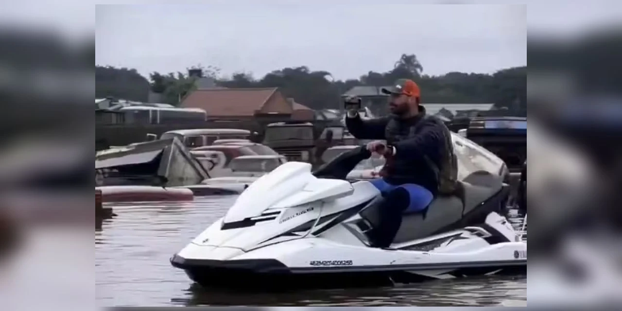 Eduardo Bolsonaro é criticado por pilotar jet ski e gravar vídeos em cidade inundada do RS; "Turista de tragédia"