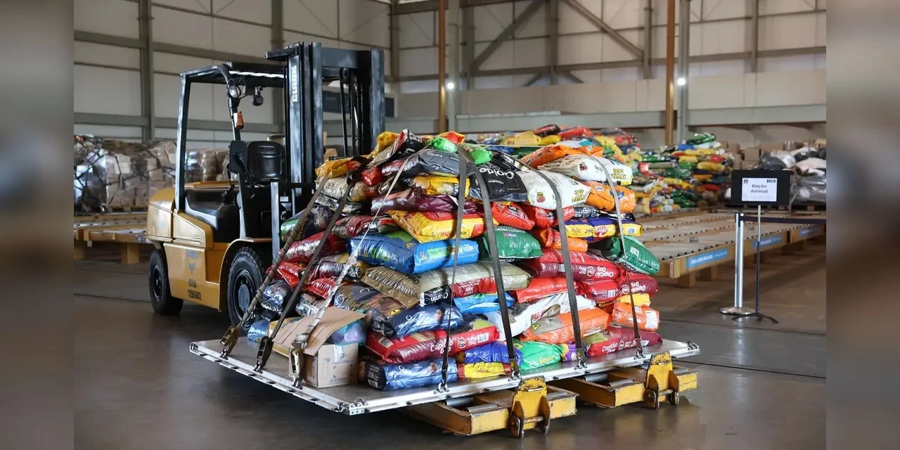 Avião da FAB leva 20 toneladas de ração para pets do RS