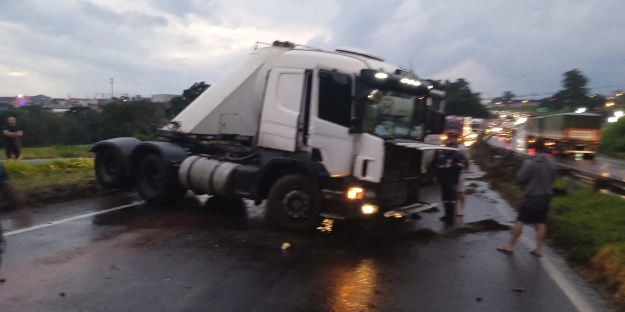 Colisão entre dois caminhões provoca interdição na BR-376, em PG