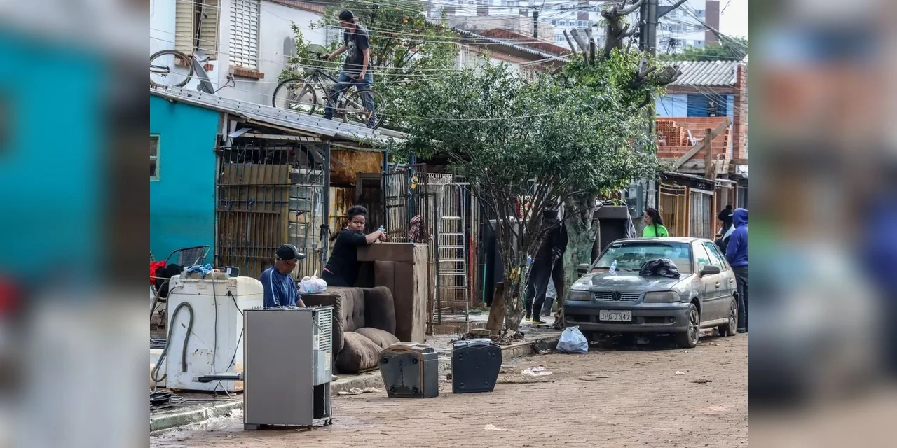 Baixa do Guaíba revela destruição e prejuízo em Porto Alegre