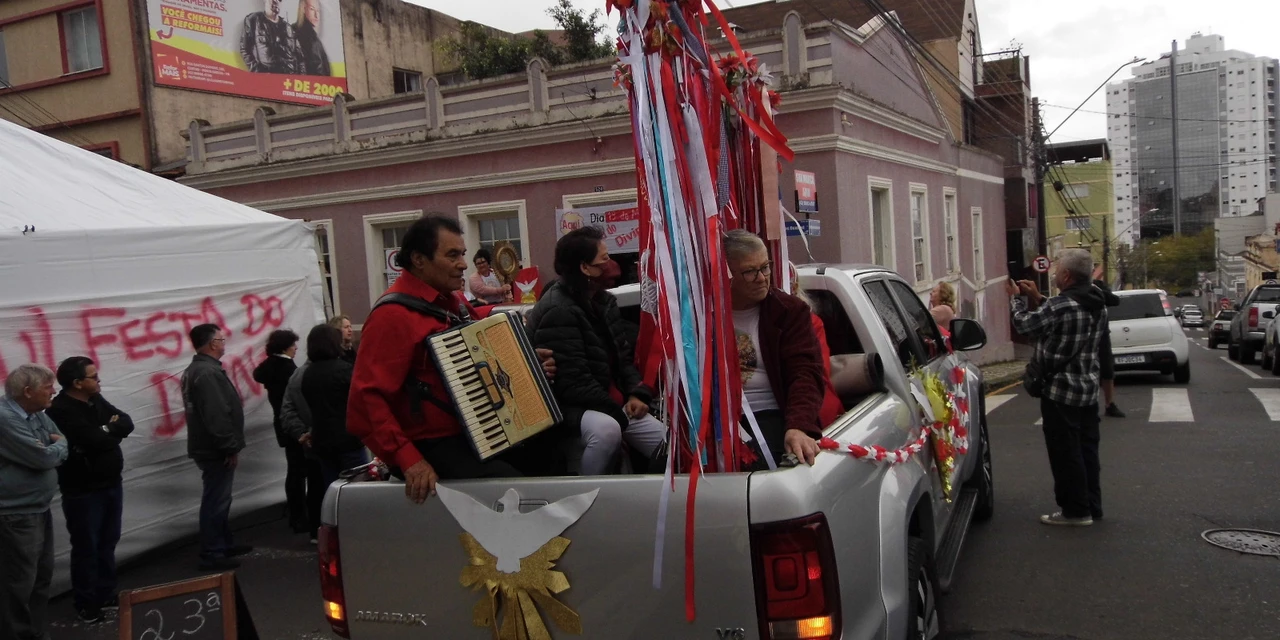 Festa do Divino coloriu as ruas de PG neste domingo