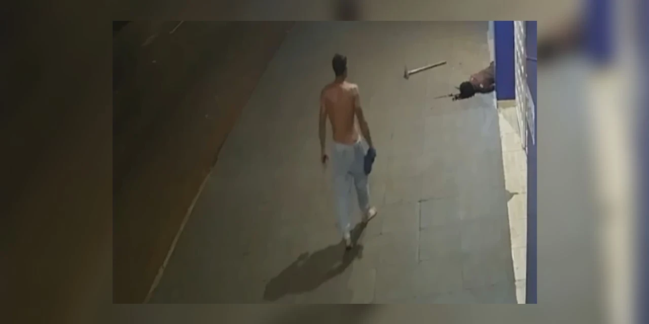 Vídeo: Homem é espancado com golpes de enxada em frente a comércio no PR