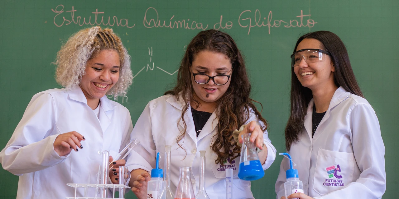 Colégios estaduais oferecem cursos técnicos profissionalizantes em PG e Castro; inscrições seguem até 10 de junho