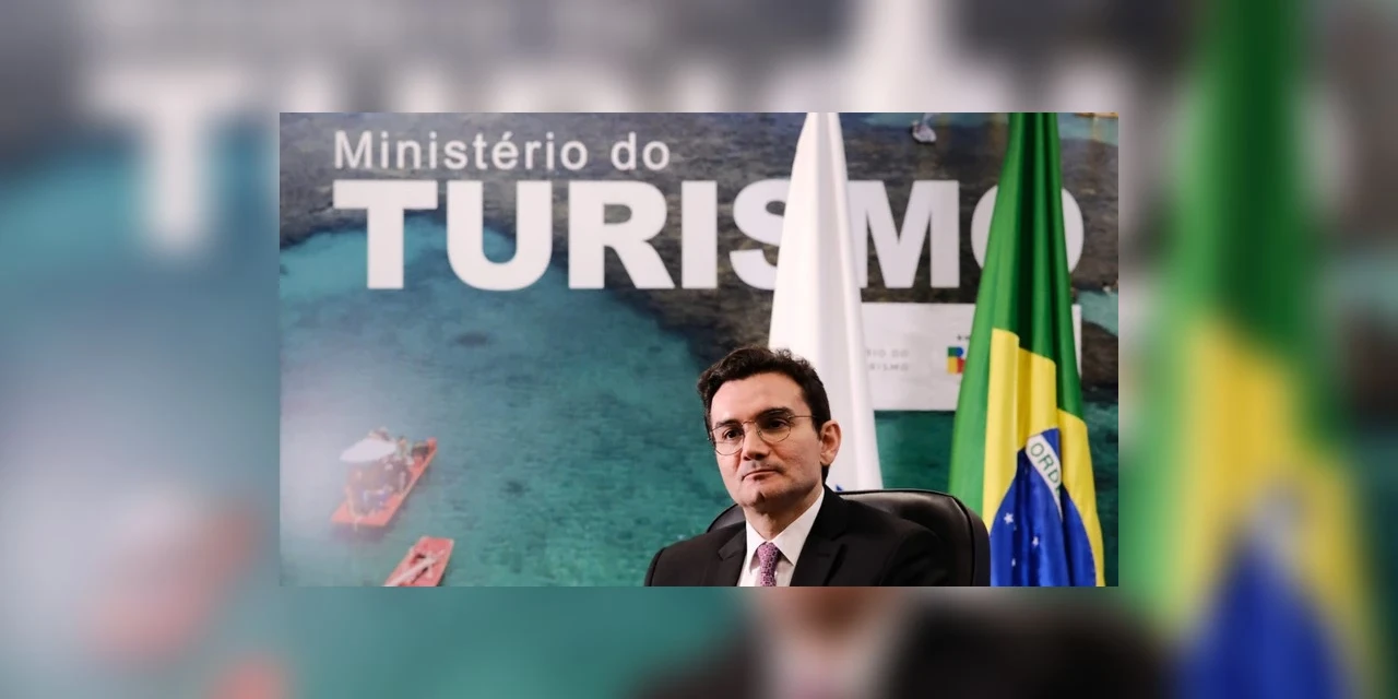 Em Foz do Iguaçu, ministro do Turismo participa do Festival das Cataratas