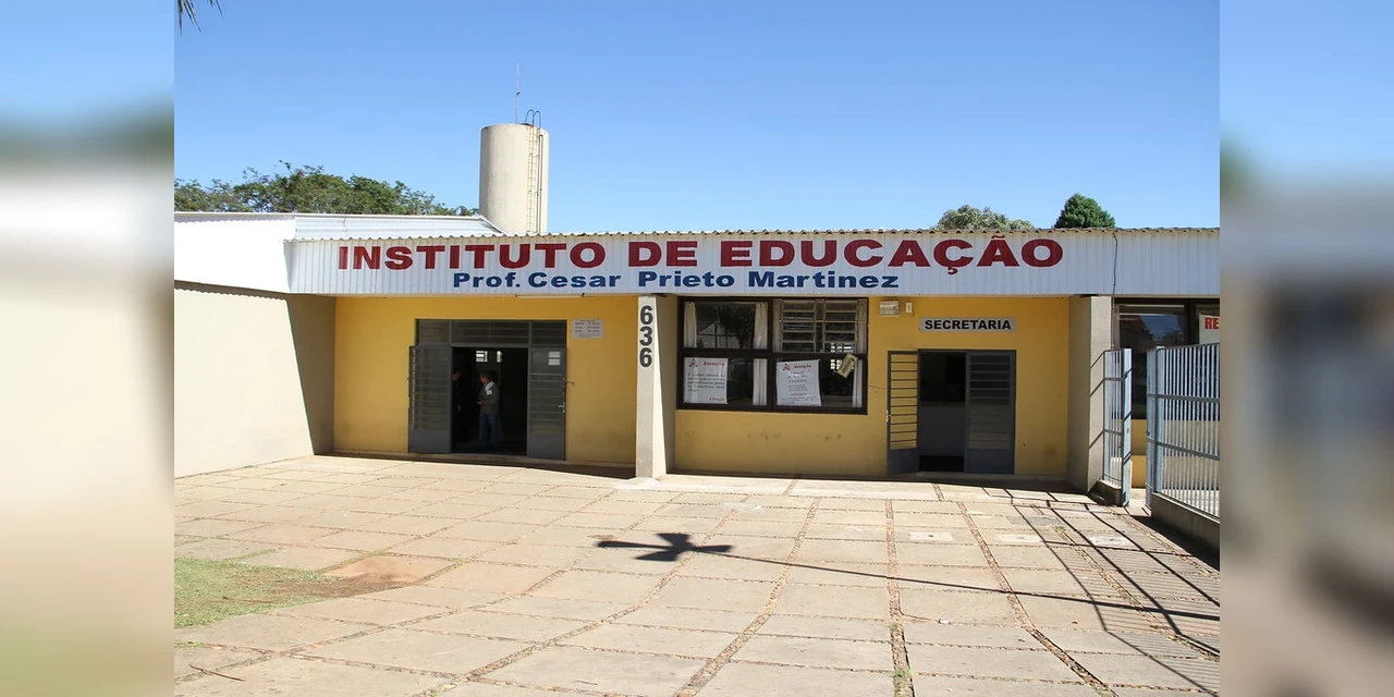 Diretora de colégio estadual de PG afirma ter sido afastada do cargo após posicionamento contra programa 'Parceiro da Escola'
