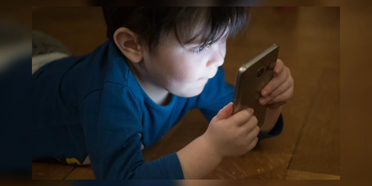 Movimento de mães defende infância sem smartphones e redes sociais