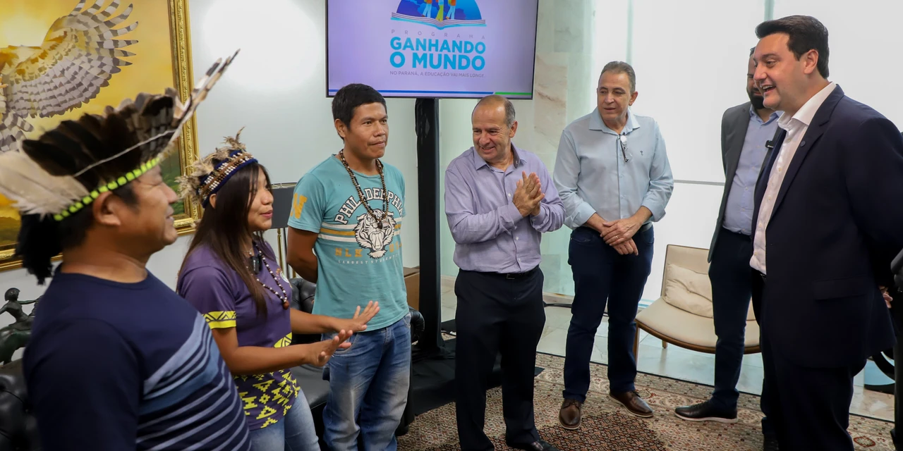 Governador recebe 1ª aluna indígena selecionada para o programa Ganhando o Mundo