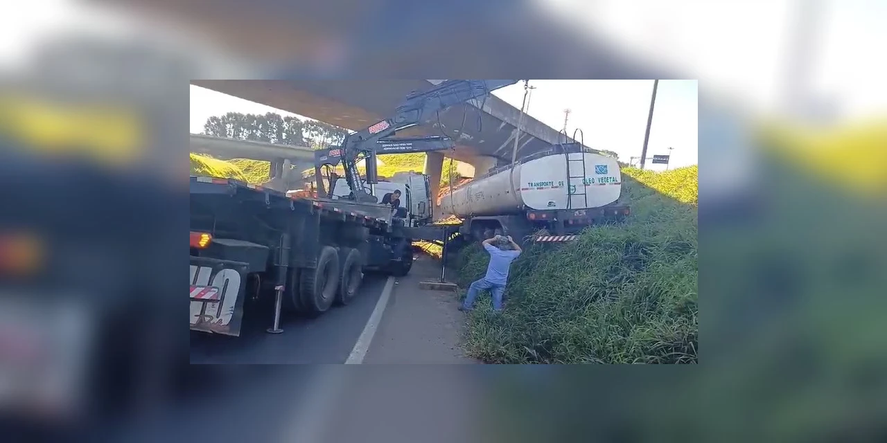 Caminhão acidentado na BR-376 é removido por guincho