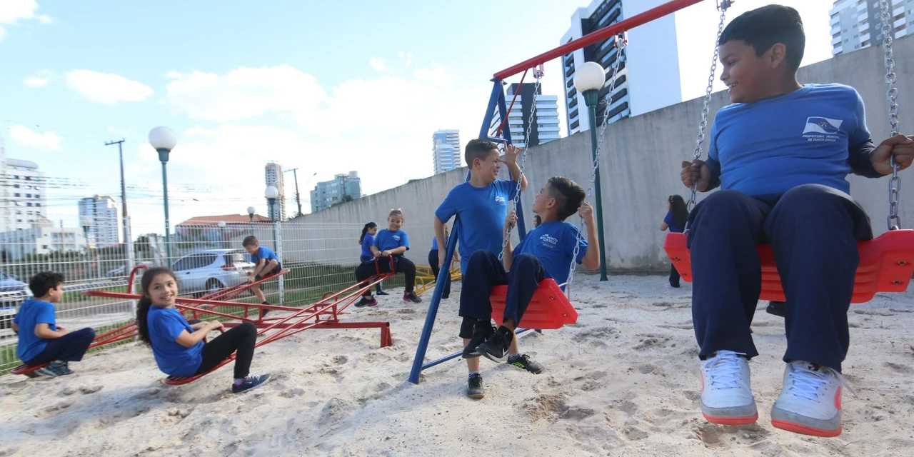 Alunos da Escola Deputado Djalma 'sextaram' com parquinho novo