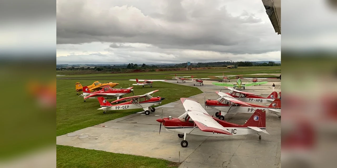 ‘Nos Ares de PG’: Segundo dia de exposição de aeronaves e salto de paraquedas segue até às 16h deste domingo