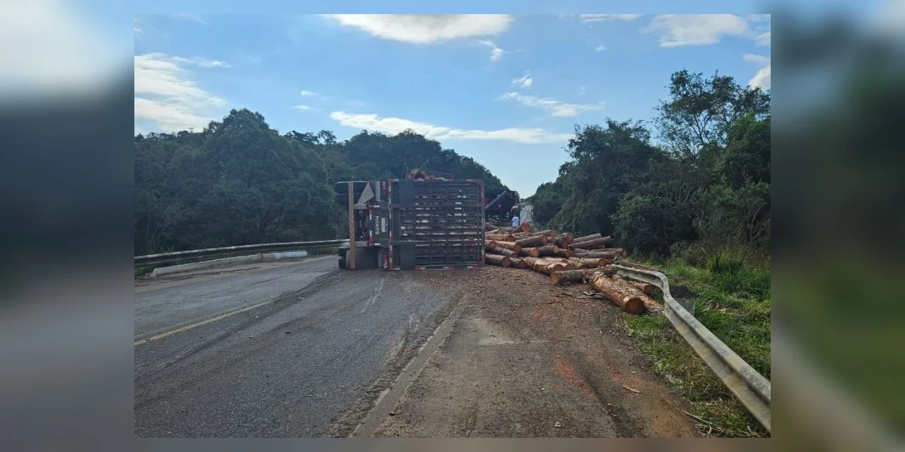 Acidente envolvendo dois caminhões na BR-153 mobiliza equipe da PRF