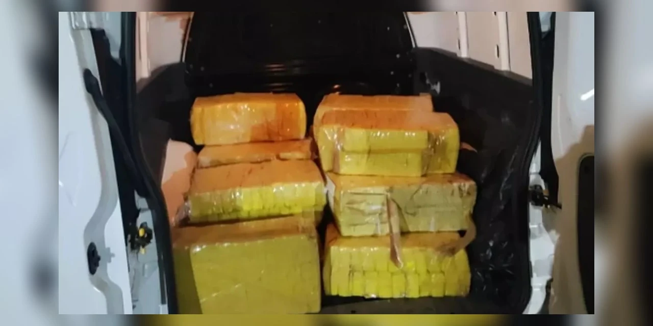Policial civil e ex-PM são presos escoltando traficante com 350 kg de maconha no PR