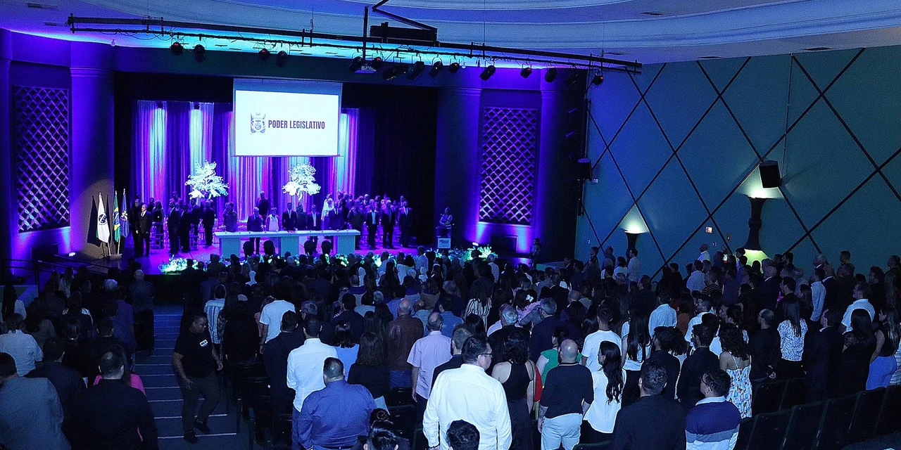 Fotos: Câmara Municipal entrega 23 títulos de cidadania em sessão solene