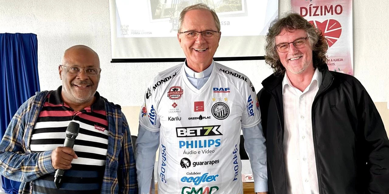 Novo bispo de PG, Dom Bruno é presenteado com camisa do Operário