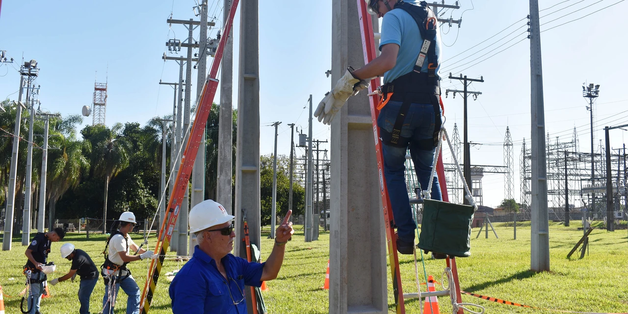 Futuros eletricistas participam de curso gratuito da Copel; inscrições ainda estão abertas