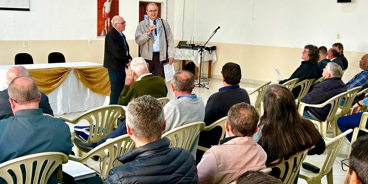 Bispo nomeado participa de sua primeira reunião geral com o clero diocesano