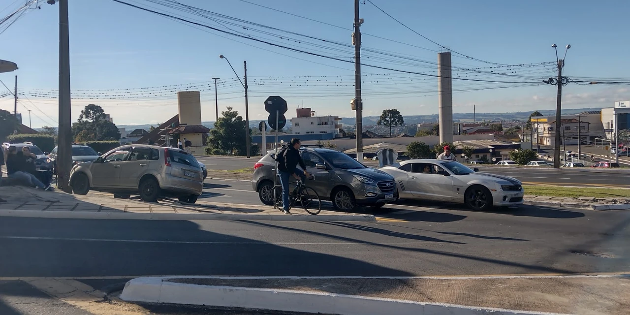 Urgente: Acidente envolvendo Camaro complica o trânsito na Rotatória dos Tropeiros