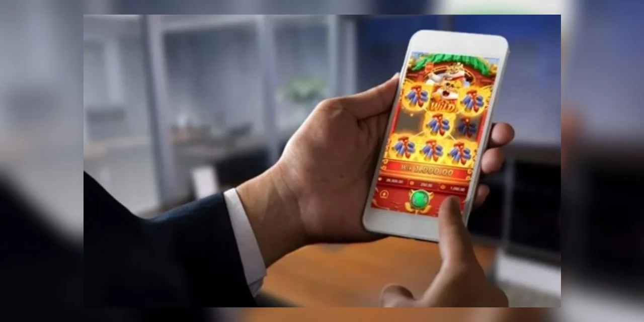 Jovem é presa suspeita de desviar R$ 179 mil do avô e gastar no 'Jogo do Tigrinho' no PR