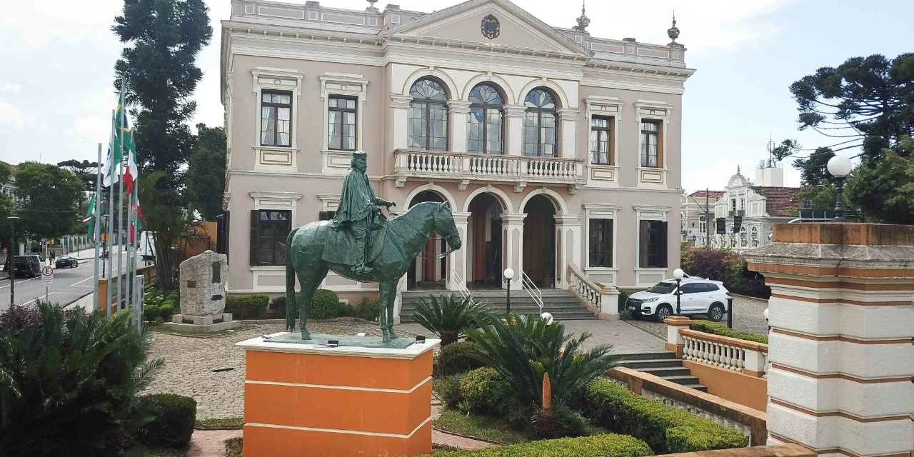 Jardim de Esculturas do Palácio Garibaldi ganha duas novas obras