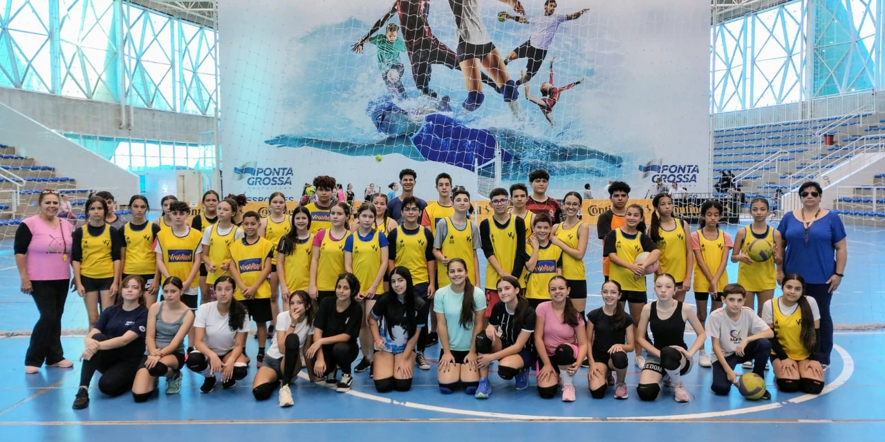 Alunos do 'Viva Vôlei' participam de treino na Arena Multiuso