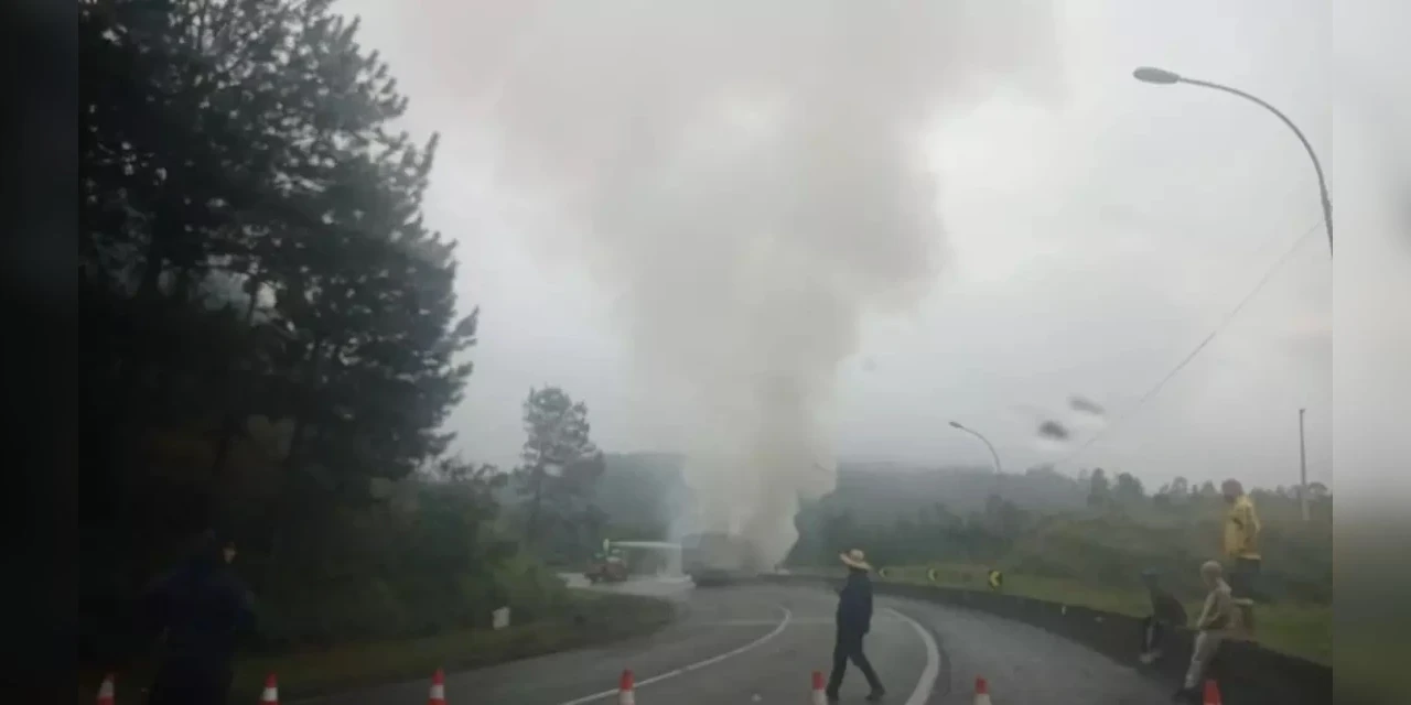 Caminhão pega fogo e causa interdição total na BR-116