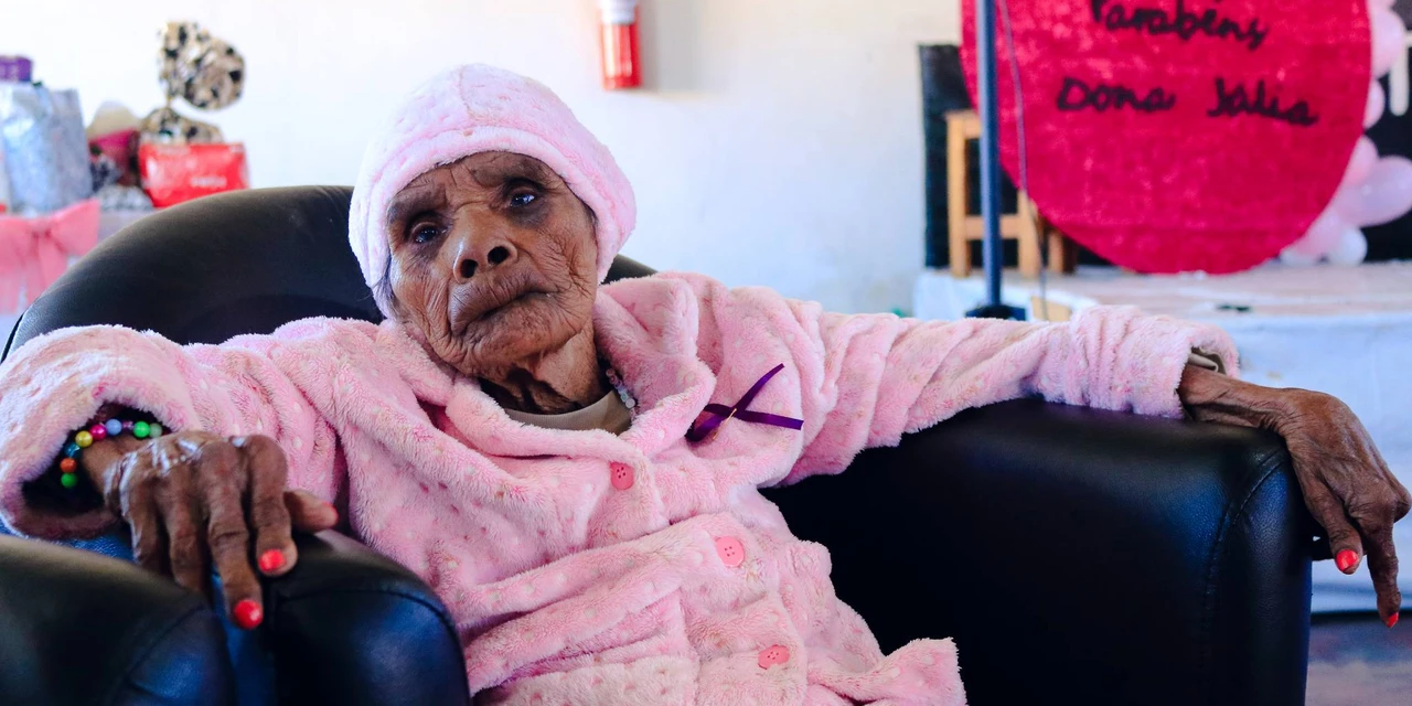 Moradora de Tibagi, Dona Julia ganha festa de 124 anos; veja fotos