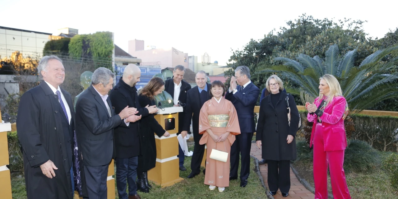 Em comemoração aos 141 anos, Jardim de Esculturas do Palácio Garibaldi recebe duas novas obras