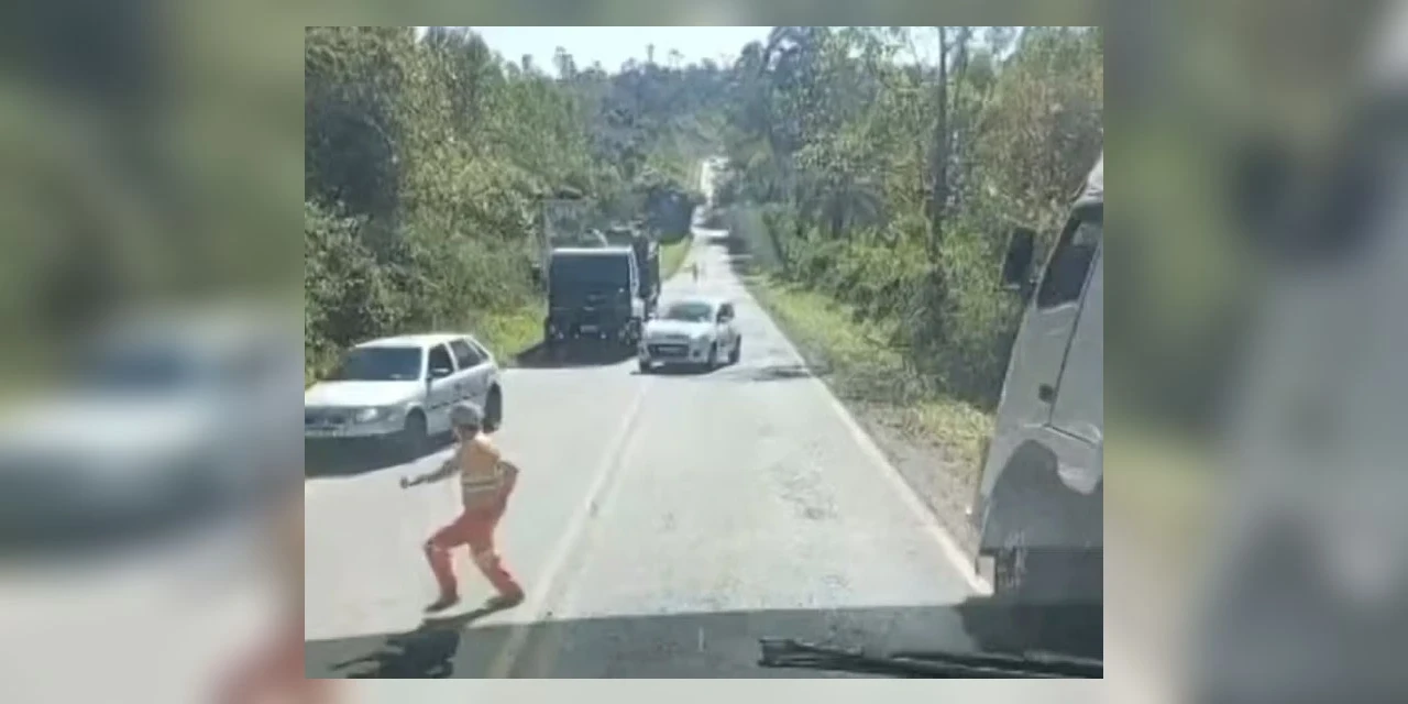 Vídeo: Motorista flagra trabalhador escapando de ser atropelado por caminhão em obra de rodovia no PR
