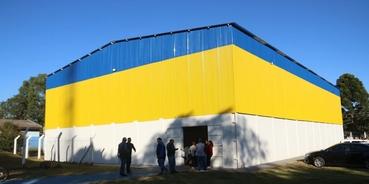 Prefeitura entrega reforma geral em ginásio do Guaragi
