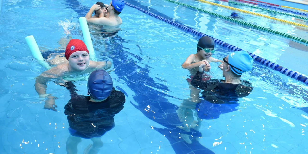 'Nadando com Daniel Dias' movimenta paratletas em PG