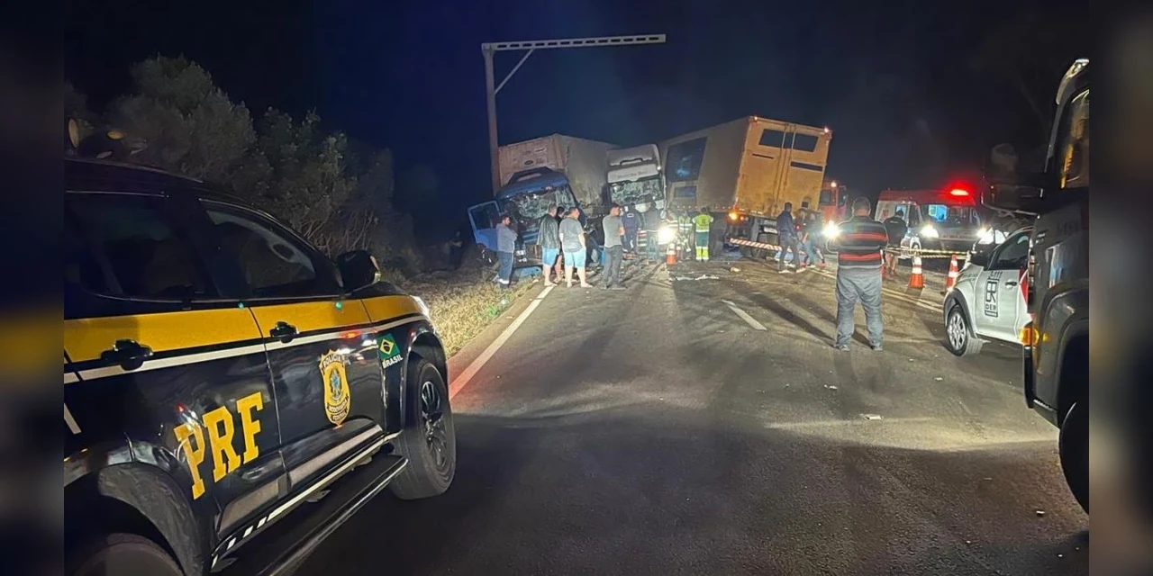 Grave acidente entre carro e carretas deixa quatro mortos na BR-277