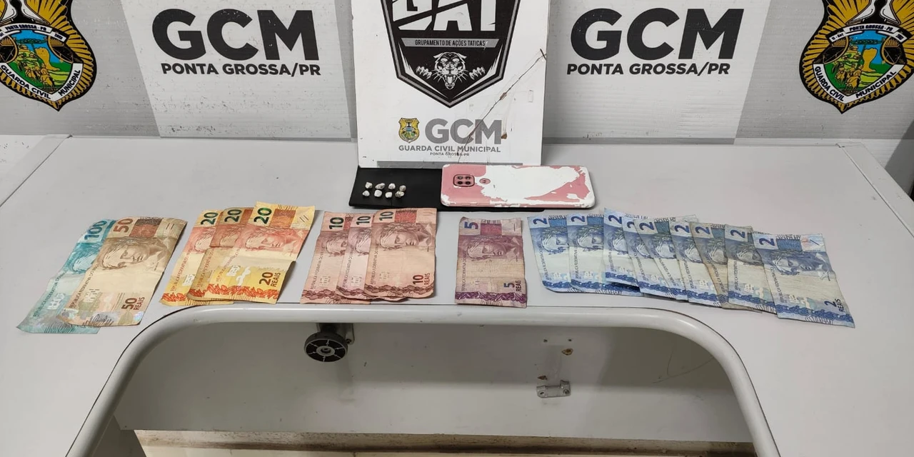 Jovem é flagrado com pedras de crack e R$ 200 em notas escondidas dentro do tênis em PG