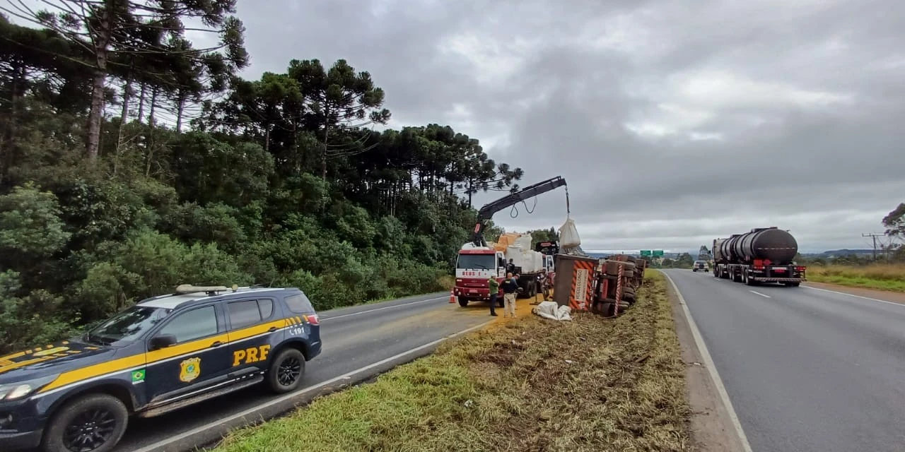 Tombamento de caminhão interdita faixa da BR-376 neste sábado (13)
