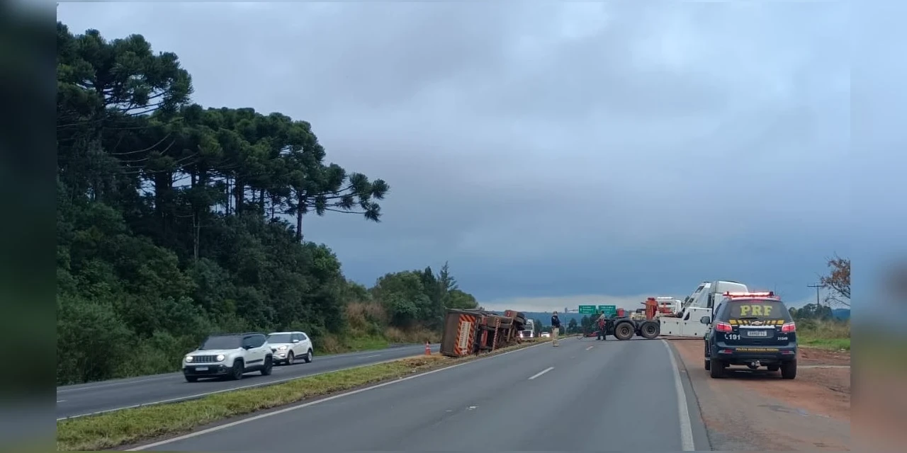 Destombamento de caminhão fecha trecho da BR-376 próximo ao Parque de Vila Velha