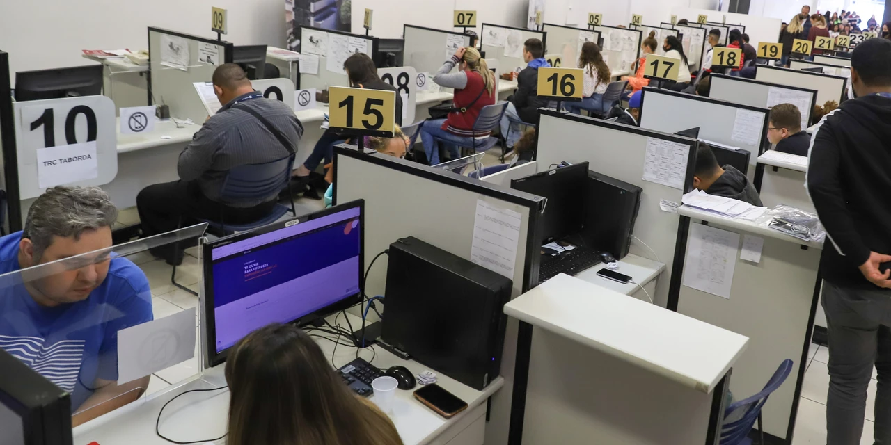 Agências do Trabalhador do PR iniciam a semana com 24,1 mil vagas, maior número do ano