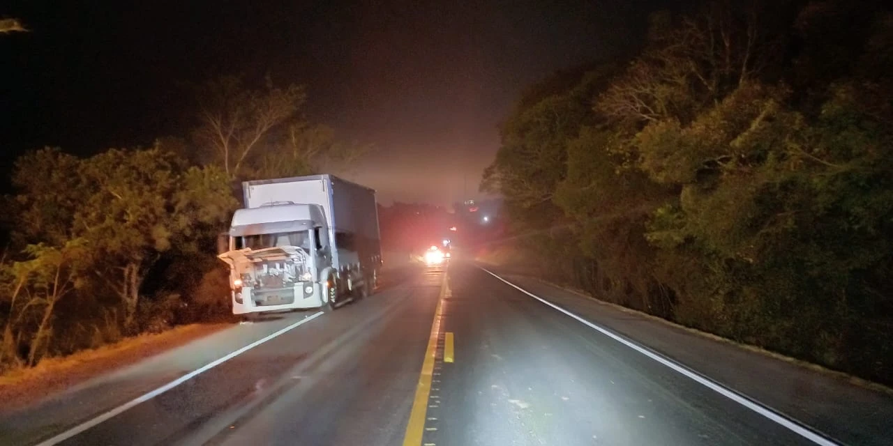 Caminhão colide contra cavalo e derrama 1,8 mil litros de detergente na BR-373