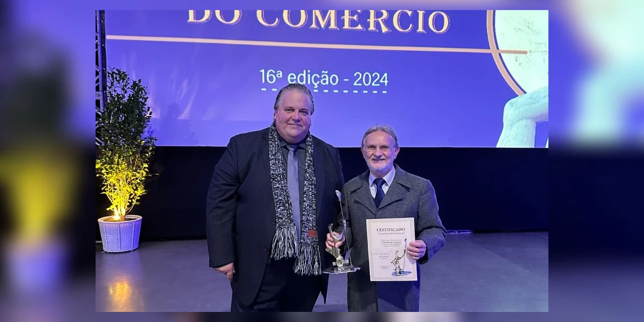 Roberto Jendreieck, do Foto Carlos, recebe o Troféu Guerreiro do Comércio