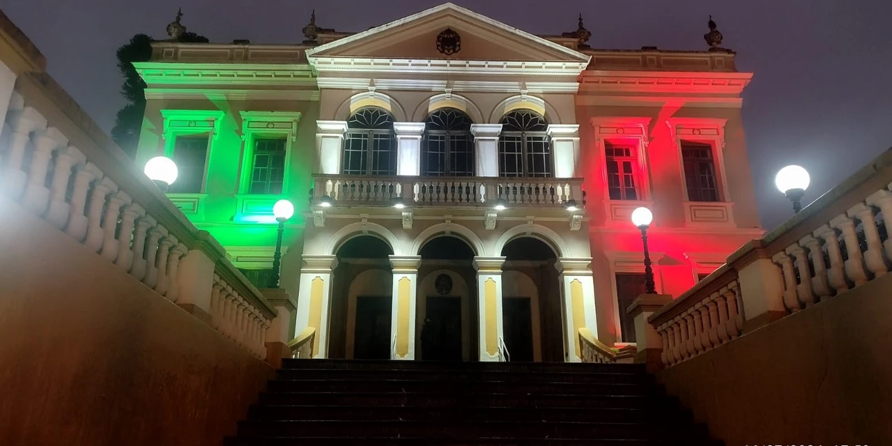 Palácio Garibaldi é iluminado com as cores da Itália