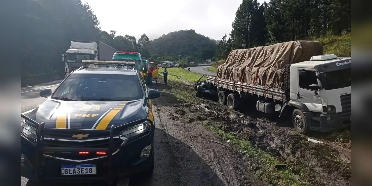 Homem morre após bater carro em caminhão parado no canteiro central da BR-116