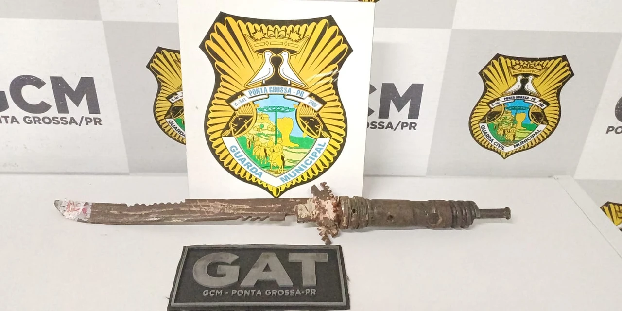 Homem tenta matar a mulher com espada artesanal no Contorno