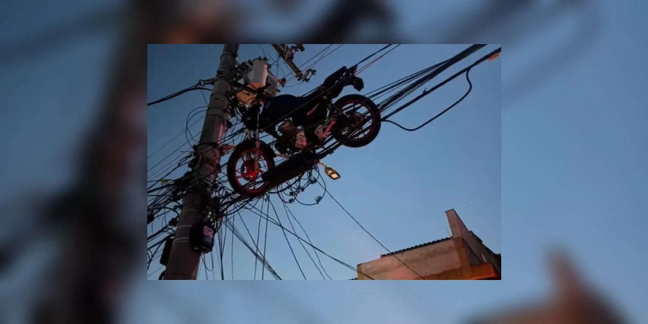 Moto é arremessada e fica presa em fiação após queda de balão