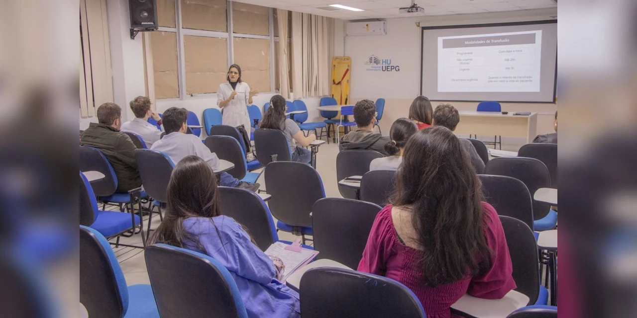 Médicos, residentes e coordenadoras de enfermagem realizam capacitação nos HU-UEPG