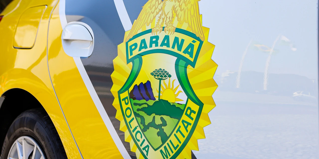 Suspeitos capotam carro roubado durante tentativa de fuga na Palmeirinha