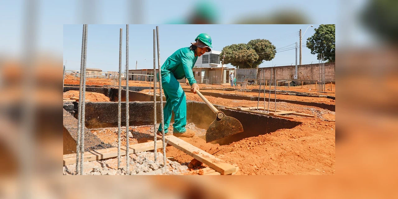 Informe Bazacon: Com alta na mão de obra e queda nos materiais, preços da construção variam 0,56% em junho