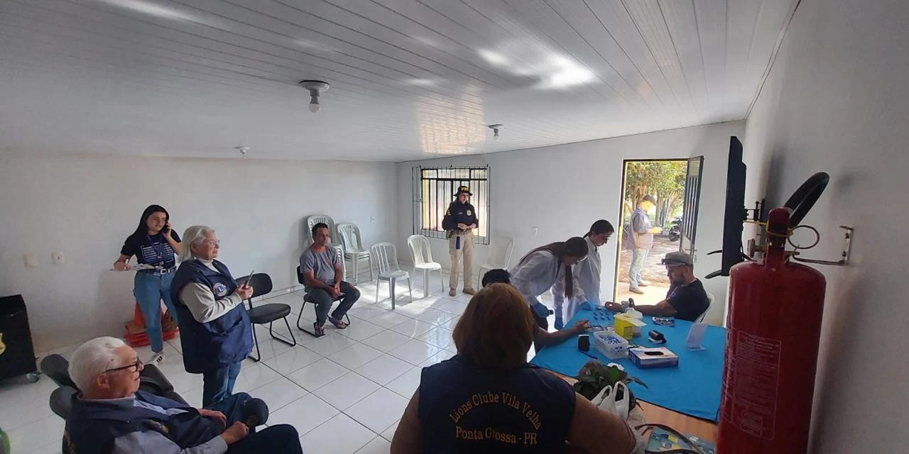 PRF realiza comando de saúde para caminhoneiros em Ponta Grossa