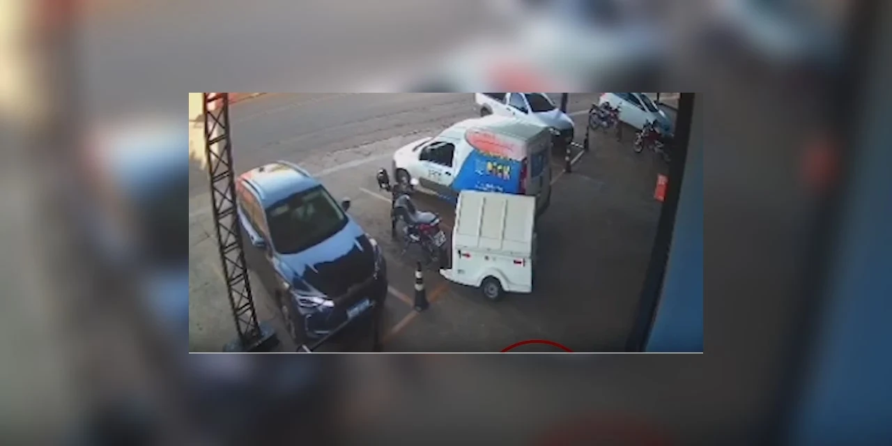 Câmera de segurança flagra babá e criança sendo prensadas por carro