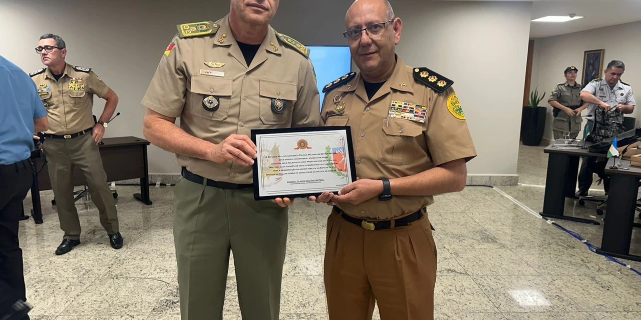 PMPR recebe homenagem do Comandante-Geral da Brigada Militar por apoio prestado ao Rio Grande do Sul durante calamidade climática