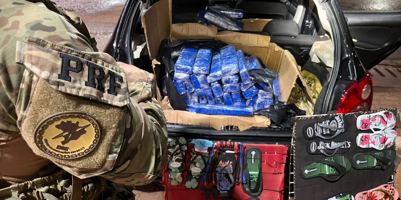 PRF prende homem que tentou esconder carga de maconha com mostruário de chinelos na BR-277